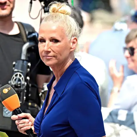 Andrea Kiewel stimmt Skandal-Song an.