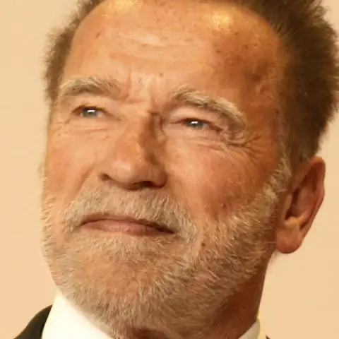 Arnold Schwarzenegger auf dem roten Teppich.