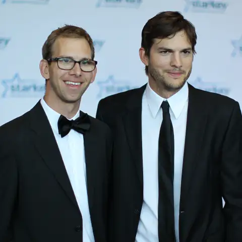 Ashton Kutcher mit seinem Zwillingsbruder Michael