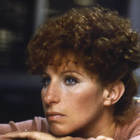 Barbra Streisand mit nachdenklichem Blick