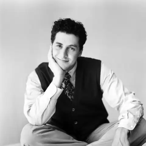 Corey Parker lächelt im Schneidersitz