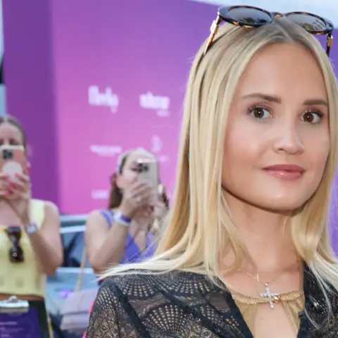 davina geiss heiß freizügig cut out kleid haut beine