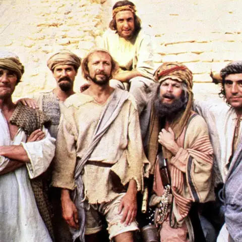 Die „Monty Python“-Truppe um Eric Idle (hinten) am Set von „Das Leben des Brian“