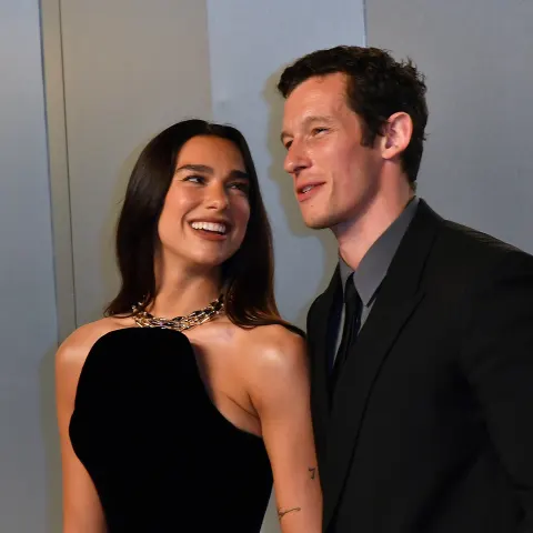 Dua Lipa und Callum Turner strahlen