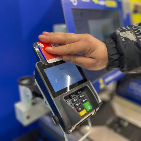 RFID-Blocker schirmen Bankkarten und Ausweise ab und reduzieren das Risiko unbemerkter Datendiebstähle.