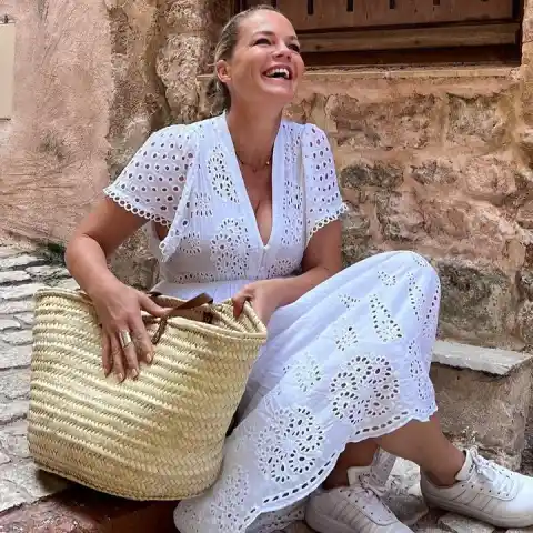 eva brenner heiß sexy freizügig haut cut out kleid look dekolleté