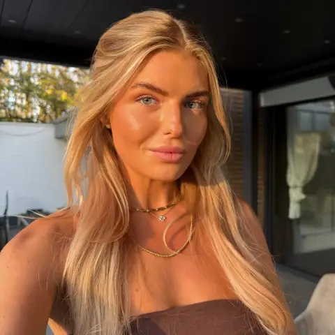 Antonia Hemmer zeigt ihren Sixpack