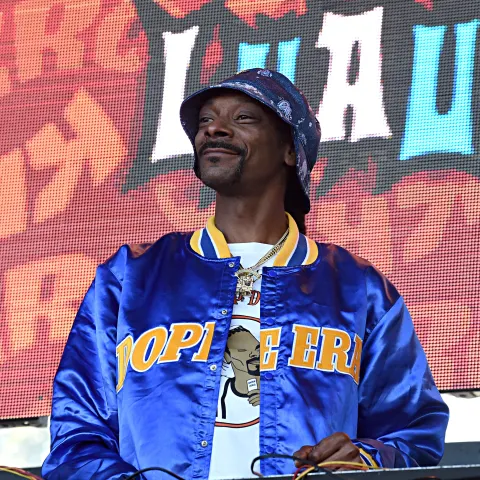Snoop Dogg tritt auf der Bühne beim KROQ Weenie Roast 2019 in Dana Point, Kalifornien, auf.