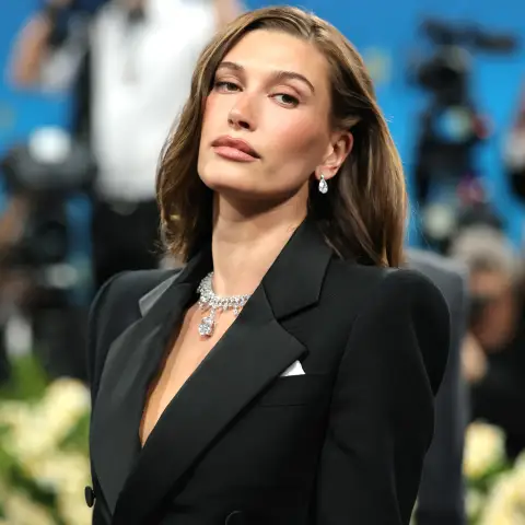 hailey bieber heiß freizügig body haut bikini look