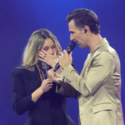 Helene Fischer und Florian Silbereisen teilen emotionalen Moment auf der Bühne.