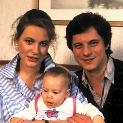 Jochen Schroeder, Anja Schüte und Timo Michametow in „Die Wicherts von nebenan“