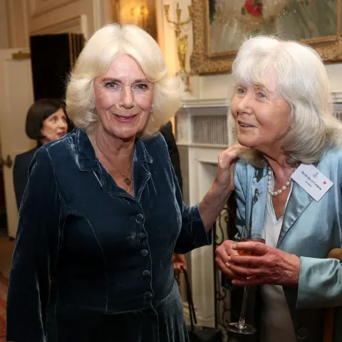 Königin Camilla und Jilly Cooper