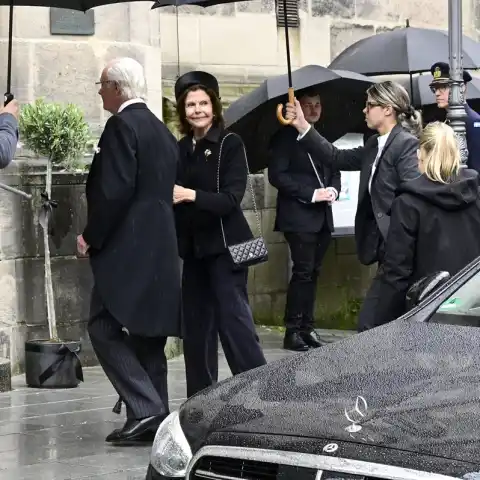 Die schwedischen Monarchen Königin Silvia und König Carl Gustaf XVI auf einer Beerdigung in Coburg