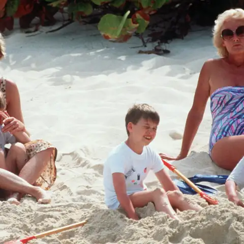 Lady Diana im Urlaub mit Prinz William und Prinz Harry
