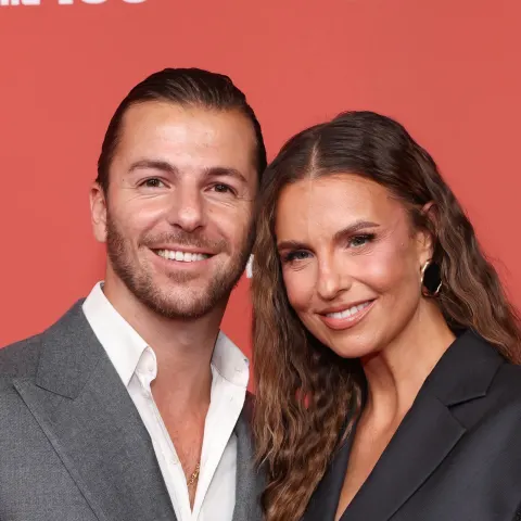 Laura Wontorra und Riccardo Basile zeigen sich auf dem Red Carpet.