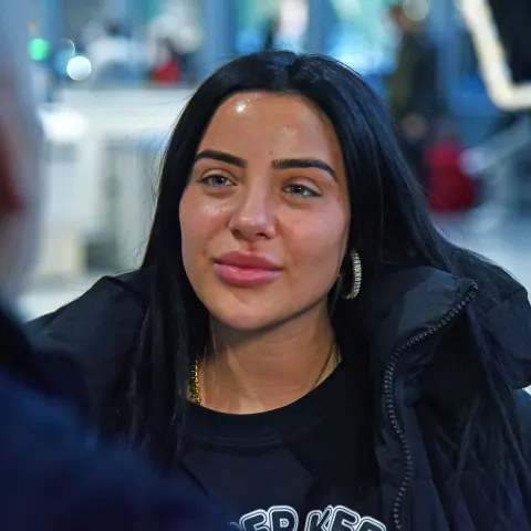 Leyla Heiter wurde von einem Affen gebissen.