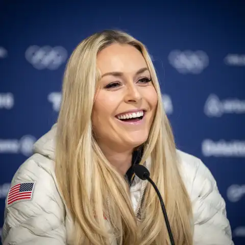 Lindsey Vonn weiß gekleidet bei einer PK.