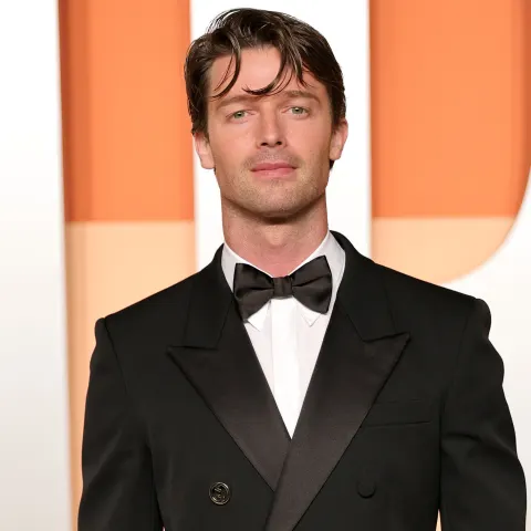 patrick schwarzenegger heiß freizügig haut body körper