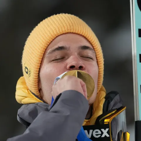 Philipp Raimund küsst seine Goldmedaille