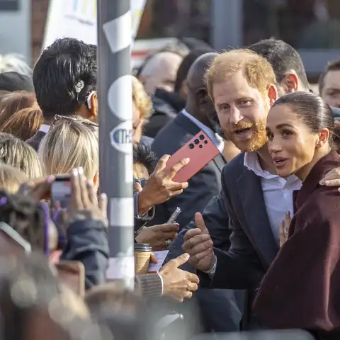Prinz Harry legt seinen Arm schützend um Meghan.
