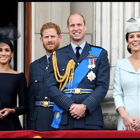 Prinz Harry und Prinz William mit Kate und Meghan