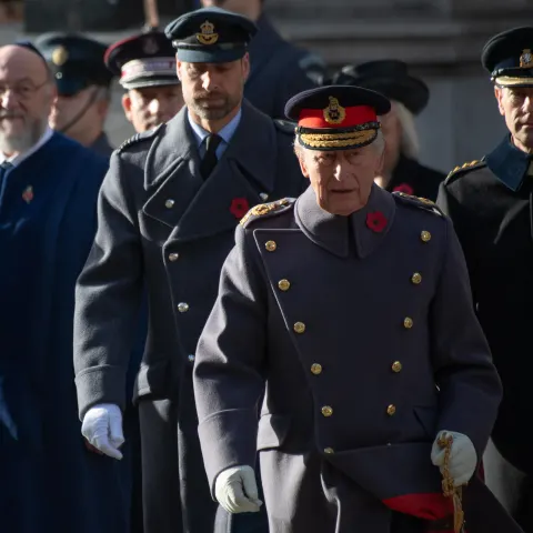 Prinz William soll Charles oft anschreien.