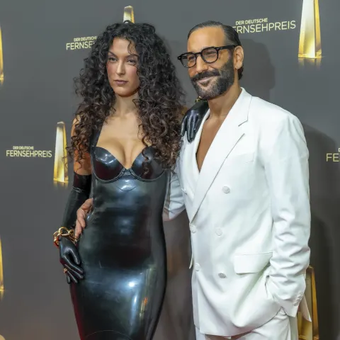 Rebecca Mir und Massimo Sinato beim Deutschen Fernsehpreis 2026.