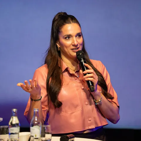 Sally Özcan plaudert aus dem Nähkästchen.