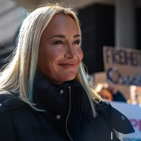 sarah connor heiß freizügig beinschlitz liebe mann