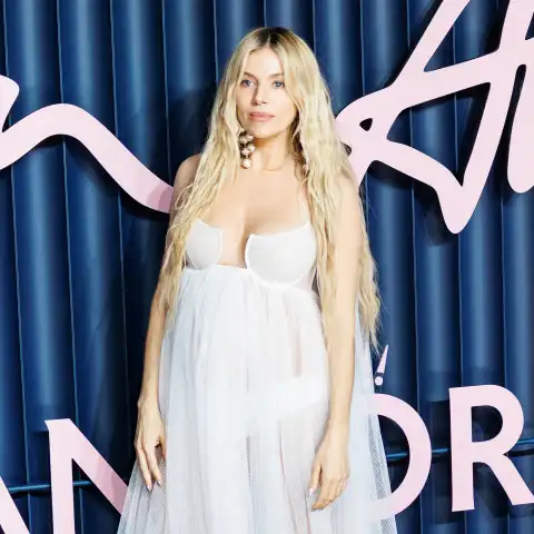 Sienna Miller mit weißem Schwangerschaftskleid