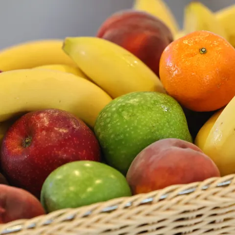 obst korb früchte symbolbild