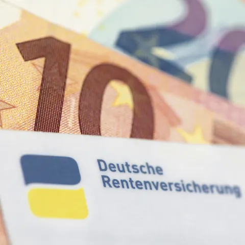 Im Februar 2026 greifen neue Rentenstichtage und höhere Krankenkassenbeiträge.