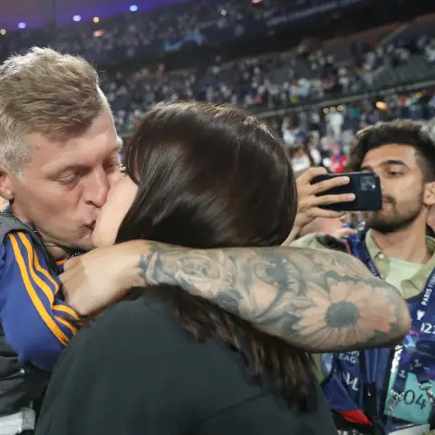 Toni Kroos küsst seine Frau Jessica