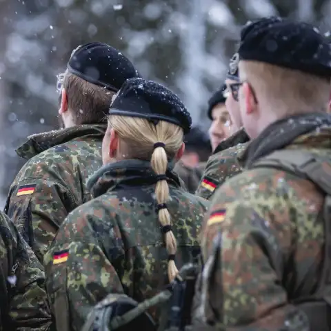 Überblick zu Anrechnung, fiktivem Einkommen, 45 Versicherungsjahren und Grenzen sozialer Dienste.