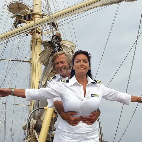 "Unter weißen Segeln"