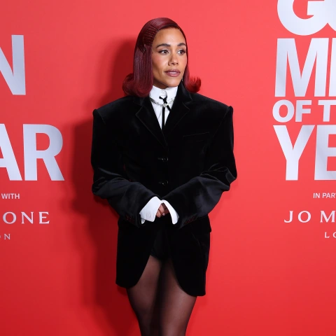 Alex Scott nur in einem Blazer und ohne Hose bei den GQ Men Of The Year Awards in London