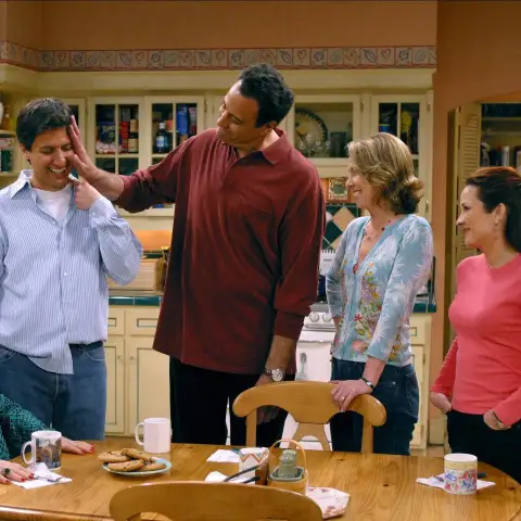 Doris Roberts, Ray Romano, Brad Garrett, Monica Horan und Patricia Heaton in „Alle lieben Raymond“ am 13. September 1996