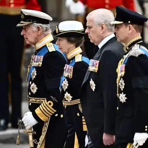 König Charles III., Prinzessin Anne, Prinz Andrew, Prinz Edward beim Trauerzug