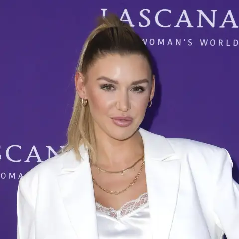 Gerda Lewis in einem weißen Outfit bei einer Lascana-Veranstaltung im September 2022 in Berlin