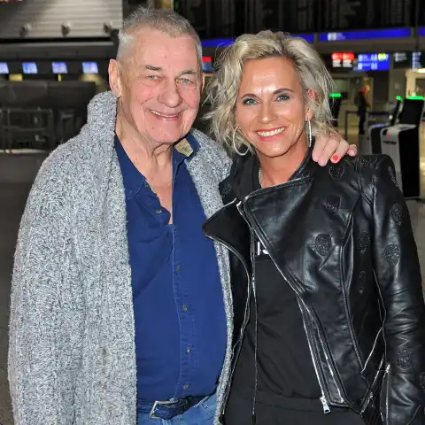Heinz Hoenig und Annika Kärsten-Hoenig am Flughafen