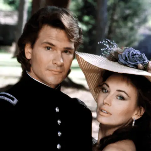 Patrick Swayze und Lesley-Anne Down in „Fackeln im Sturm“