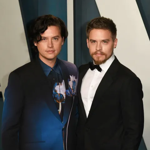 March 27, 2022, Beverly Hills, CA, USA: Cole Sprouse and Dylan Sprouse attends the 2022 Vanity Fair Oscar Party at the