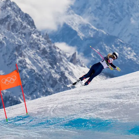 Ski-Ikone Lindsey Vonn stürzt bei einer Abfahrt schwer.