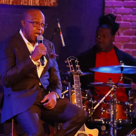 Peabo Bryson singt