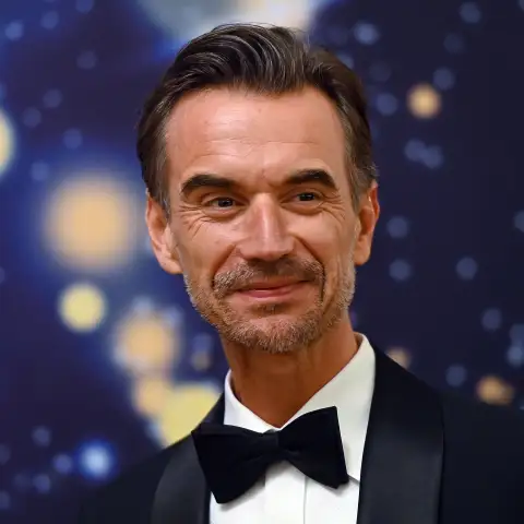 Florian Silbereisen durfte in der neuen „Traumschiff" Folge Valentina Pahde küssen.