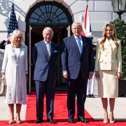 Donald und Melania Trump und König Charles III. mit Camilla