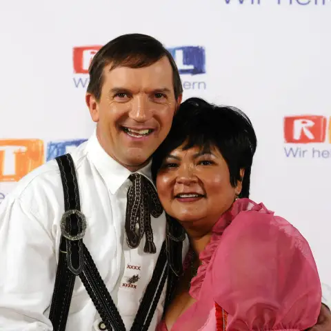 „Bauer sucht Frau“-Josef und Narumol Arm in Arm bei einer RTL-Veranstaltung