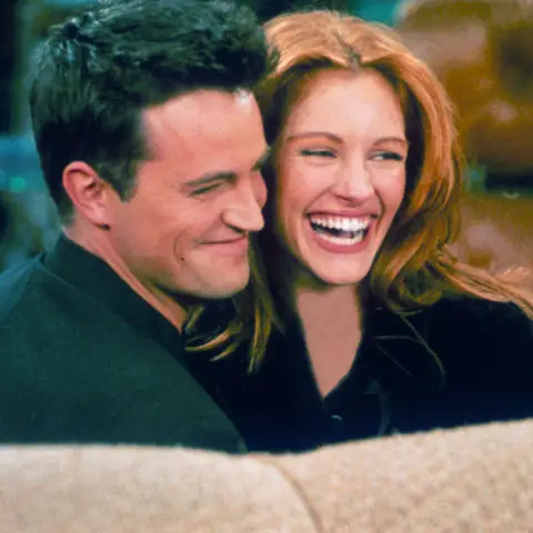 Matthew Perry und Julia Roberts im Jahr 2000 bei „Friends“