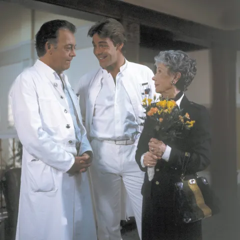 Klausjürgen Wussow, Sascha Hehn und Karin Hardt in der Kultserie „Die Schwarzwaldklinik“