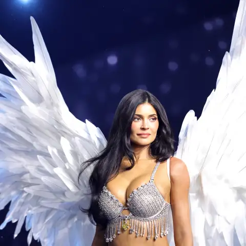 Kylie Jenner trägt den Fantasy Bra bei Victoria's Secret 2026.